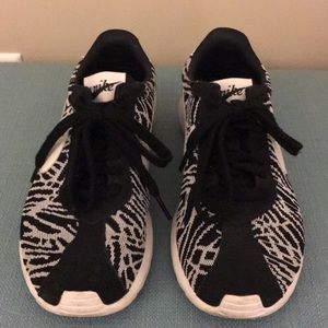 NIKE Knit Casual Tennis Shoes